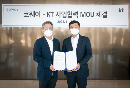 30일 서울 종로구 KT 광화문 사옥에서 서장원(왼쪽) 코웨이 대표이사(왼쪽)와 윤경림 KT Transformation 부문장이 전략적 비즈니스 파트너십 협약식을 맺고 기념 촬영을 하고 있다. 코웨이 제공